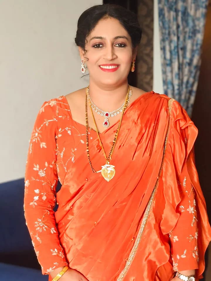 Jayasri Makeovers - Professional simple makeup and hairstyling in Bangalore