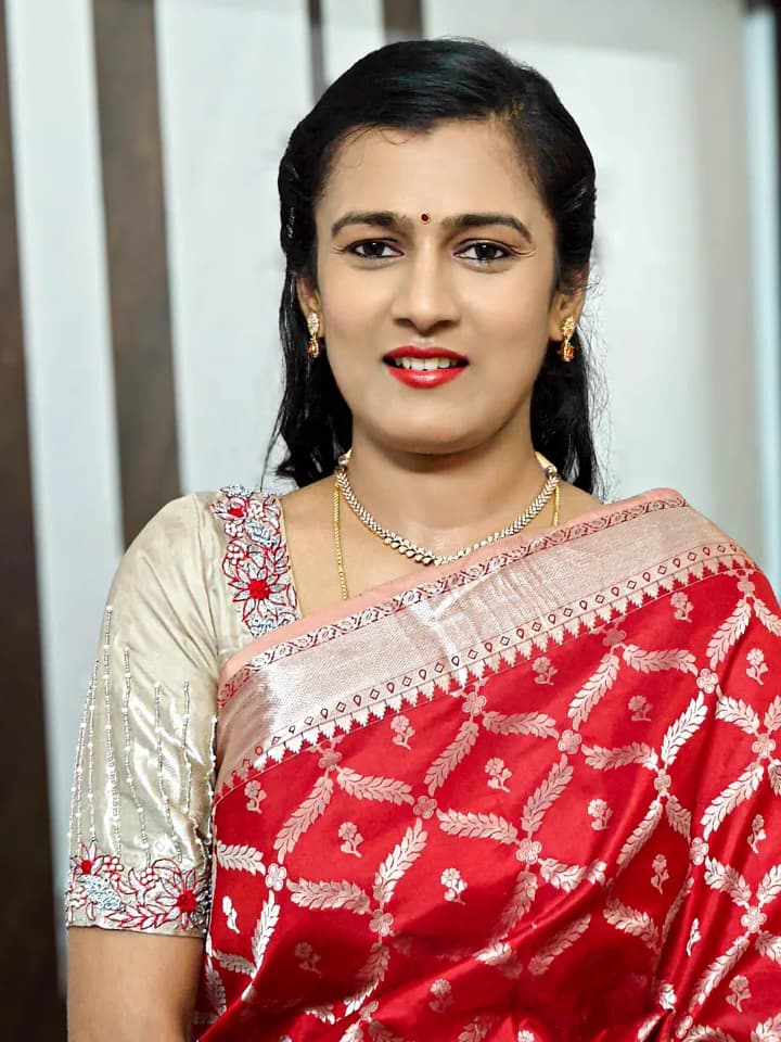 Jayasri Makeovers - Professional simple makeup and hairstyling in Bangalore