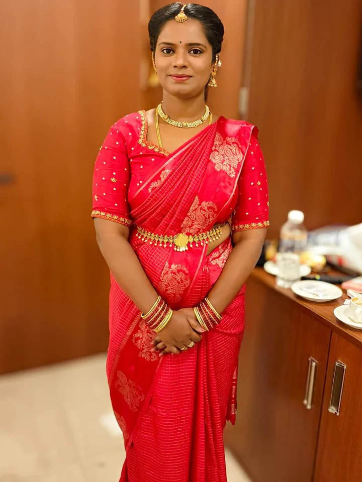 Jayasri Makeovers - Professional simple makeup and hairstyling in Bangalore