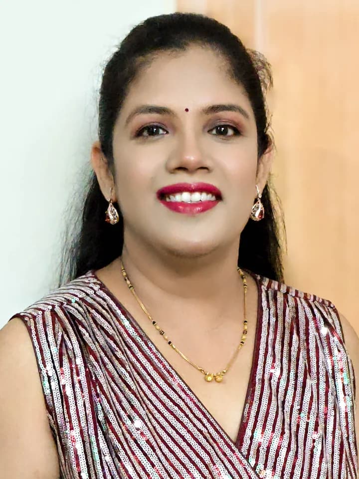 Jayasri Makeovers - Professional simple makeup and hairstyling in Bangalore